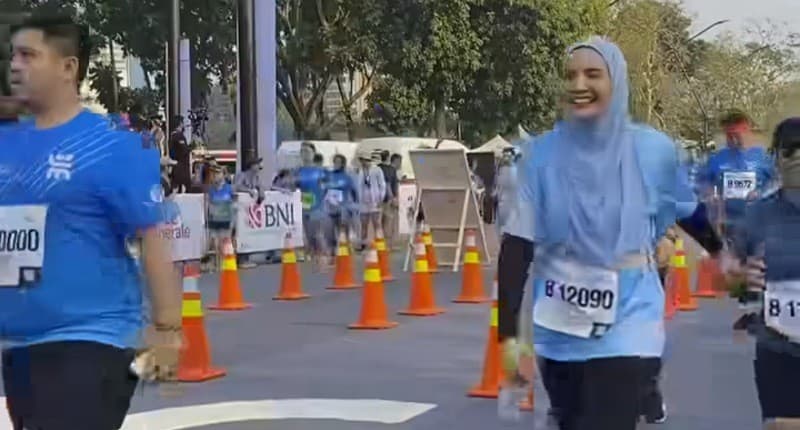 Kiat Rizky Harun dan Zaskia Sungkar Tetap Bugar selama Ikut Jakarta Marathon 2023