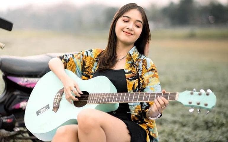 Profil dan Biodata Putri Kristya, Penyanyi Cantik Bertalenta asal Karanganyar dengan Suara Merdu Profil dan Biodata Putri Kristya, Penyanyi Cantik Bertalenta asal Karanganyar dengan Suara Merdu