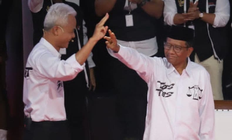 Intip Gaya Ganjar-Mahfud Pakai Kemeja Putih 'Sat Set' di Debat Capres 2024