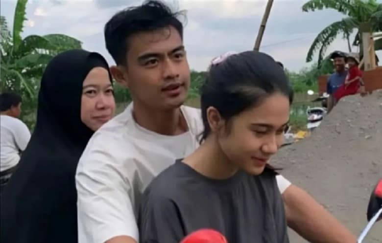 Pratama Arhan Ajak Azizah Salsha Mudik ke Blora, Main di Sawah Naik Motor Bonceng 3 Pratama Arhan Ajak Azizah Salsha Mudik ke Blora, Main di Sawah Naik Motor Bonceng 3
