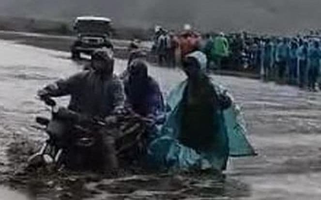 Viral Banjir Bandang Terjang Lautan Pasir Gunung Bromo, Begini Faktanya