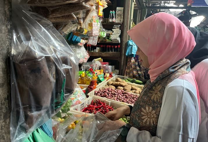 Blusukan ke Pasar Jombang, Siti Atikoh Belanja Bawang hingga Cabai