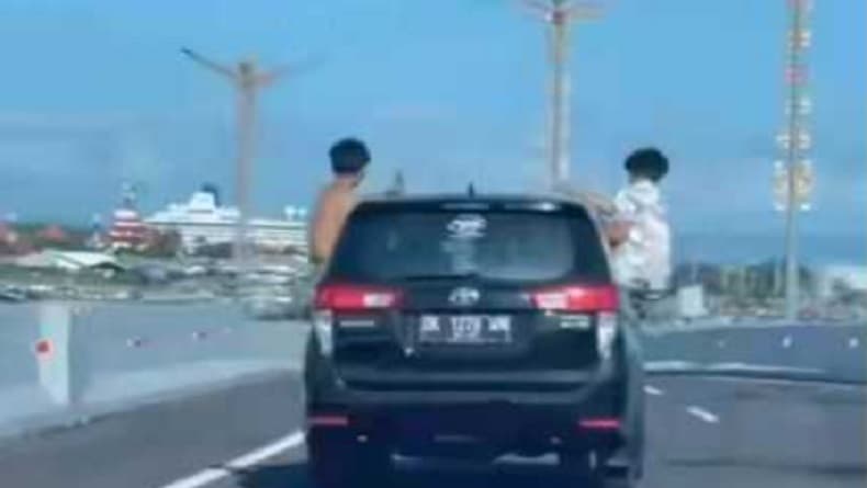 Viral Video Mobil Ugal-Ugalan di Tol Bali, 2 Penumpang Duduk di Jendela
