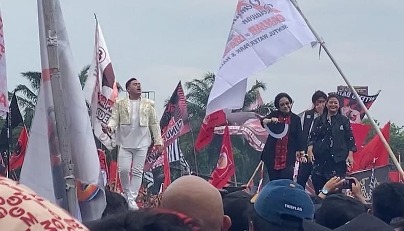Megawati Nyanyi Bareng King Nassar di Hajatan Rakyat Semarang: Jangan Termakan Janji Megawati Nyanyi Bareng King Nassar di Hajatan Rakyat Semarang: Jangan Termakan Janji