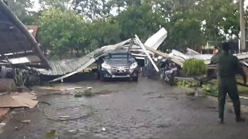 Puting Beliung di Sumedang Sapu Atap Makosat Brimob Polda Jabar hingga Timpa Mobil 