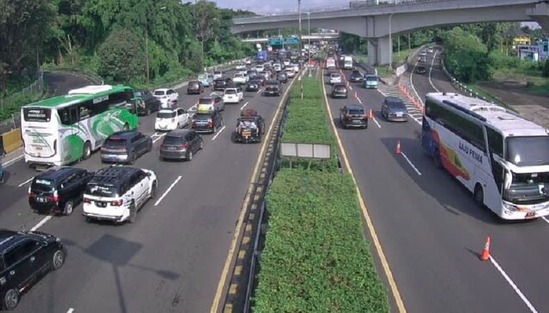 Libur Lebaran Berakhir, Lalu Lintas di Tol Arah Jakarta Padat Pagi Ini