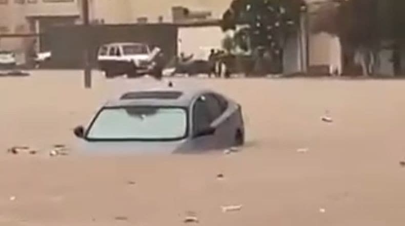 Arab Saudi Diterjang Badai, Banjir Sapu Mobil di Jalanan