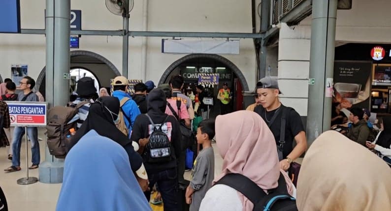 Penumpang Kereta Melonjak di Stasiun Pasar Senen dan Gambir Jelang Libur Panjang Waisak