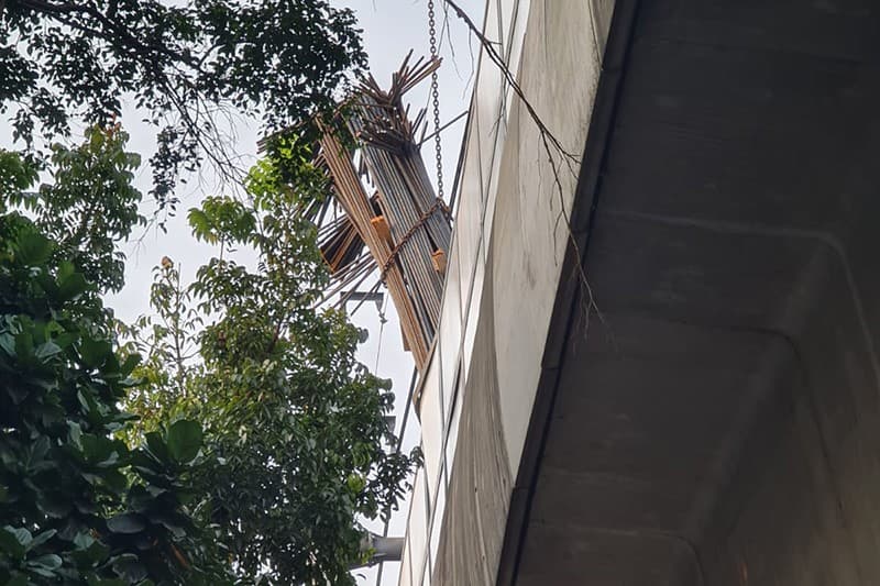 Hutama Karya Jelaskan Insiden Jatuhnya Pekerjaan Konstruksi ke Jalur Rel MRT