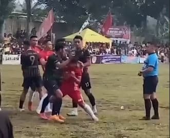 Viral Wasit Tarkam di Semarang Dikeroyok Pemain-Pemain Liga 1, Ada Eks Timnas Indonesia