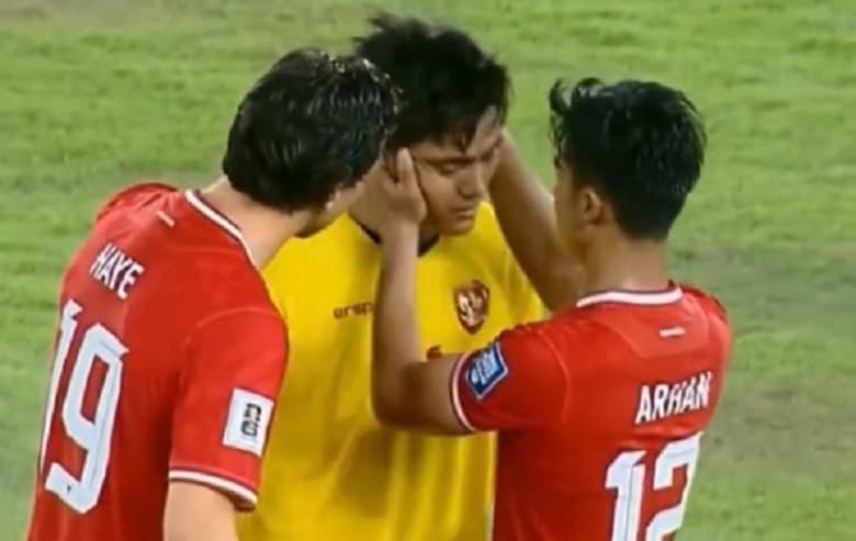 Ernando Ari Dapat Pelukan dari Rekan Setim usai Blunder saat Indonesia Vs Irak