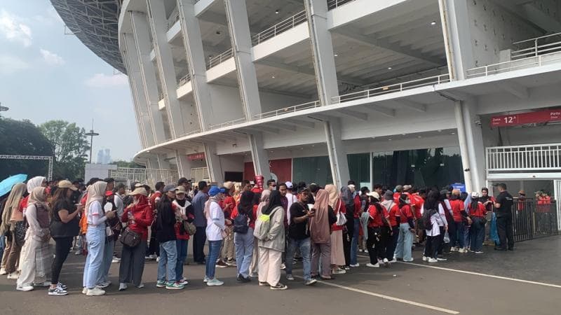 Banyak Fans Perempuan Mulai Padati SUGBK Nonton Timnas Indonesia Vs Irak, Rela Antre Sambil Panas-Panasan