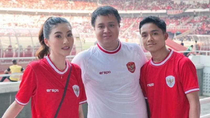 Sarwendah Nonton Timnas Indonesia, Tampil Sporty Pakai Jersey Merah