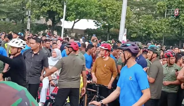Momen Jokowi Bersama Iriana dan Jan Ethes Bersepeda di CFD Thamrin