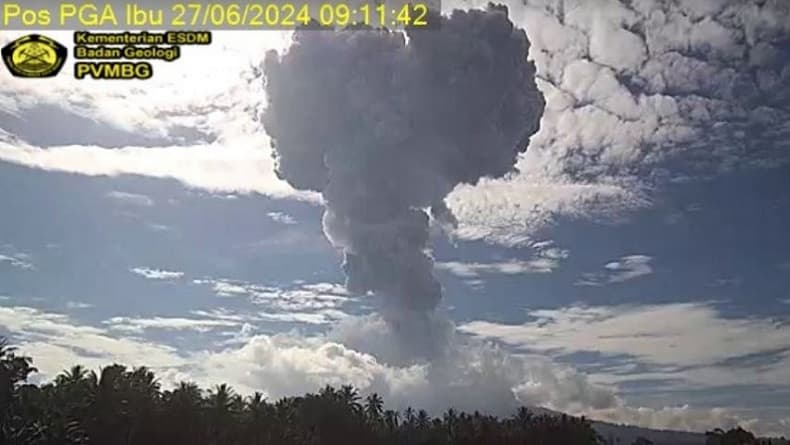 Gunung Ibu Erupsi, Abu Vulkanis Membubung Setinggi 4.000 Meter dari Puncak