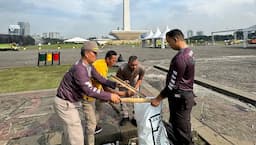 Polri Bersih-bersih Sampah di Monas usai Pesta Rakyat HUT Bhayangkara