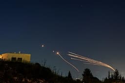 Balas Kematian Komandan, Ratusan Roket Hizbullah Hujani Israel