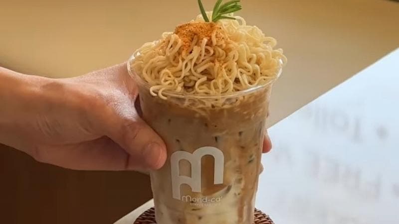 Viral Kopi dengan Topping Mi di Thailand, Netizen: Sekte Sesat Apa Lagi Ini!