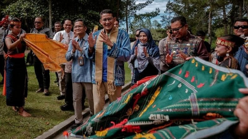 Sandiaga Uno Resmikan AKI 2024 di Danau Toba, Berharap Omzet Pelaku Ekraf Meningkat