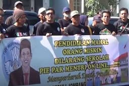 Kisruh PPDB Jatim 2024, Ratusan Warga Jombang Demo di DPRD Protes Sistem Zonasi