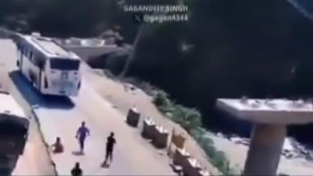 Ngeri, Viral Penampakan Penumpang Lompat dari Bus yang Alami Rem Blong