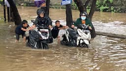 Banyak Motor Mogok usai Nekat Terobos Banjir di Bintara Bekasi