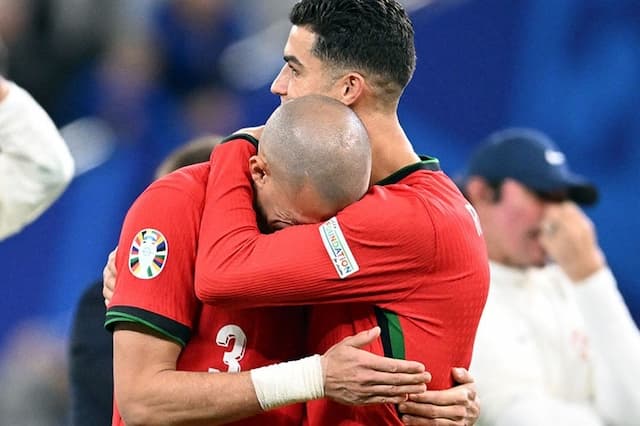 Momen Haru Cristiano Ronaldo Peluk Pepe usai Portugal Disingkirkan Prancis di Euro 2024