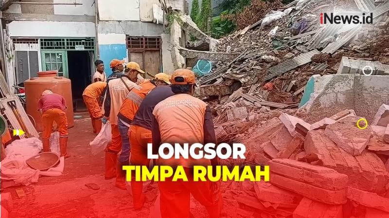 Hujan Menyebabkan Longsor hingga Timpa Rumah di Pondok Kelapa