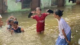 Penampakan Kembangan Utara Jakbar Terendam Banjir, Anak-anak Bermain Air