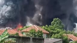 Kebakaran Landa Pabrik di Tangerang, Asap Hitam Membubung Tinggi