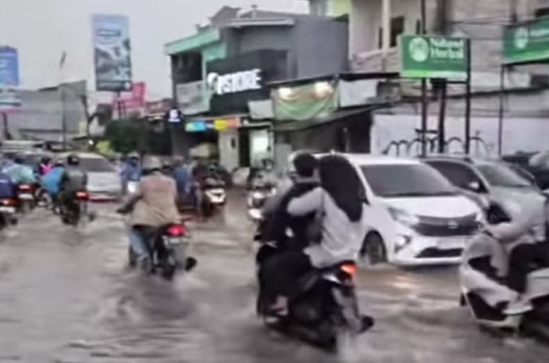 Hujan Deras, Jalan Raya Mampang-Sawangan Tergenang hingga Lalin Tersendat