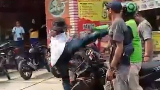 Viral Ojol Ditendang Debt Collector di Bekasi, Pertahankan Motor yang Mau Dirampas