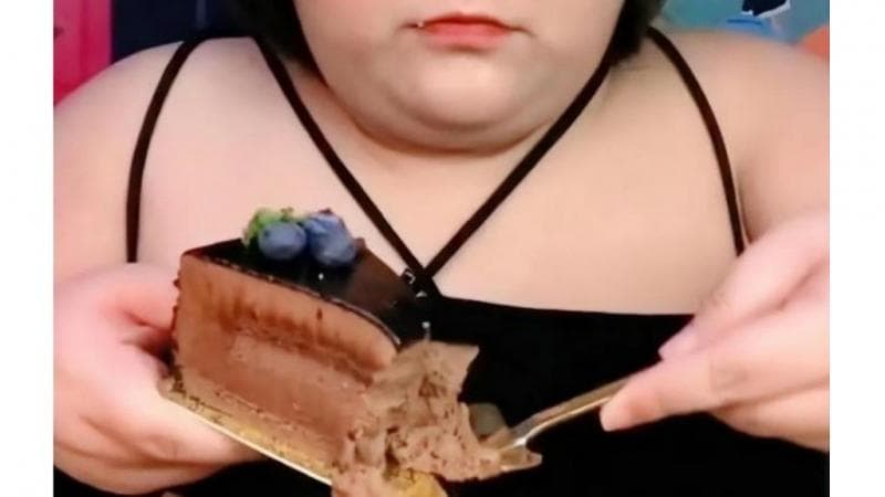 Viral Wanita Ini Meninggal saat Live Streaming Mukbang dengan Porsi 10 Kg Makanan Viral Wanita Ini Meninggal saat Live Streaming Mukbang dengan Porsi 10 Kg Makanan