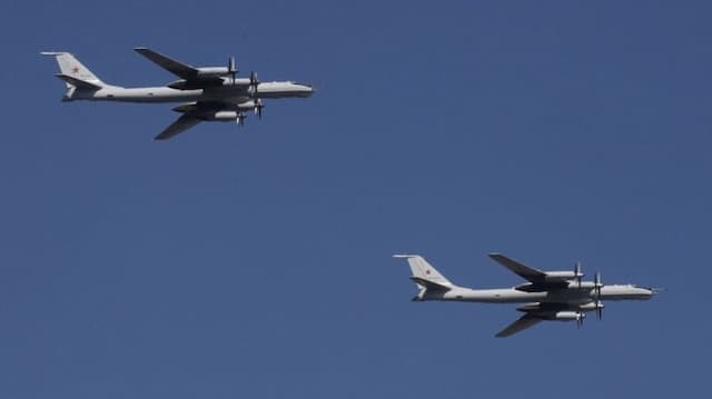 Jet Tempur AS Cegat 4 Pesawat Pengebom Rusia dan China