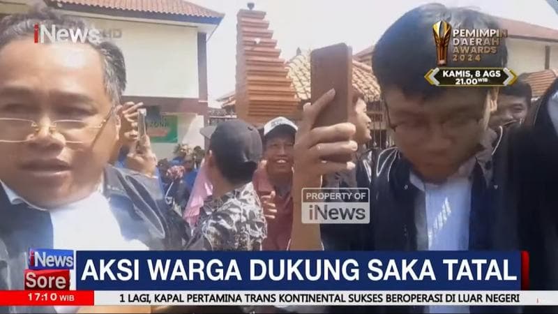 Aksi Warga Teriakkan Yel-Yel Dukung Saka Tatal Hadapi Sidang PK