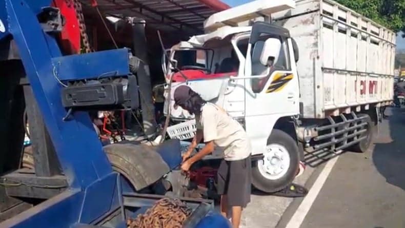 Kecelakaan di Sleman, Truk Tabrak Toko dan 3 Motor