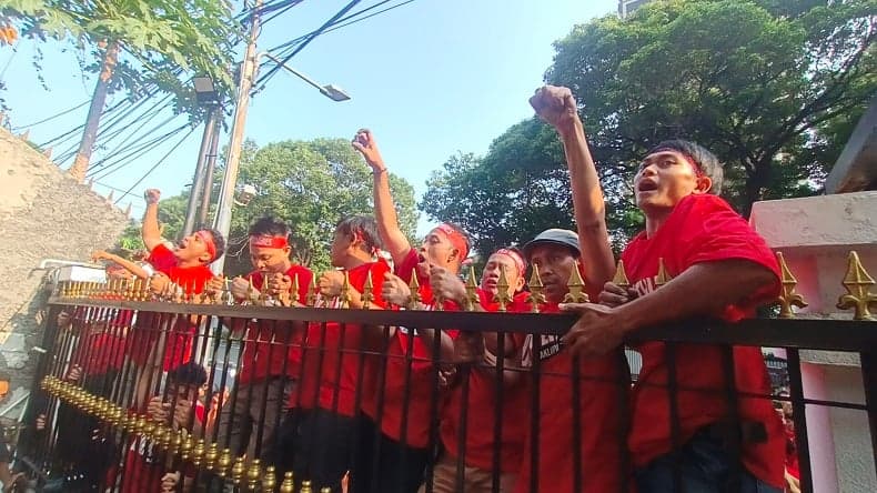 Massa Lempari Kantor PDIP dengan Batu dan Kayu, Peringati Peristiwa Kudatuli