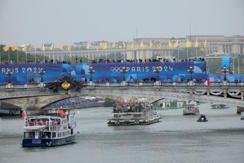 Upacara Pembukaan Olimpiade Paris 2024 Meriah, Indonesia Satu Kapal Bareng India dan Iran saat Defile