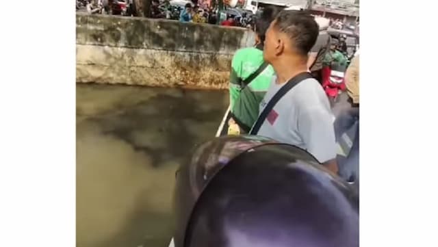Viral Driver Ojol Ramai-ramai Buang Motor Debt Collector ke Kali di Jakpus