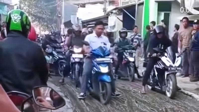 Viral Puluhan Pemotor Nekat Terobos Jalan Baru Dicor hingga Rusak Parah, Netizen: Nyesek Lihatnya 