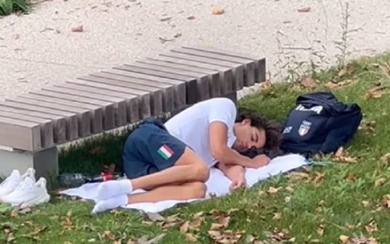 Kampung Atlet Gerah, Perenang Italia Peraih Emas Olimpiade Paris 2024 Tidur di Taman Beralaskan Handuk