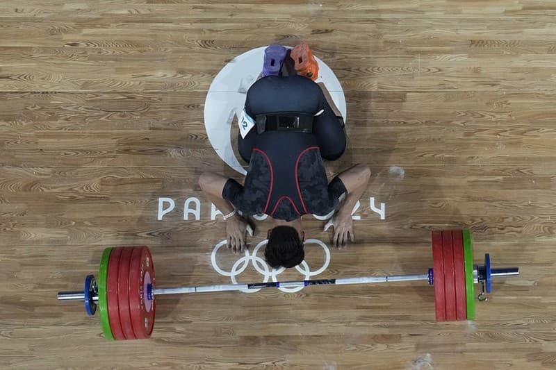 Lifter Indonesia Rizky Juniansyah Bersujud usai Rebut Medali Emas Olimpiade 2024