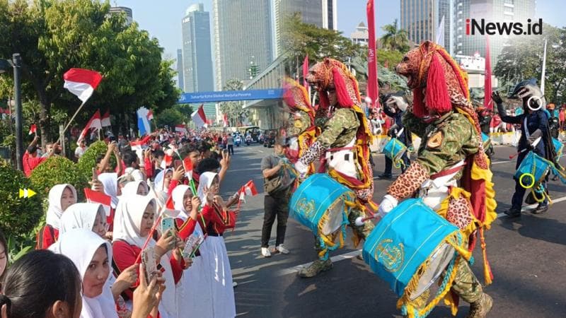 Warga Heboh Sambut Aksi Marching Band Rombongan Kirab Bendera Pusaka