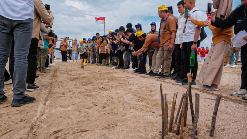 Seru! Sandiaga Uno Main Bowling Pantai di Desa Wisata Nipah Nipah Kaltim