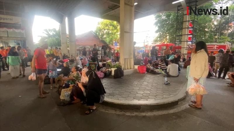 Penampakan Korban Kebakaran Mengungsi ke Pelataran Stasiun Manggarai 