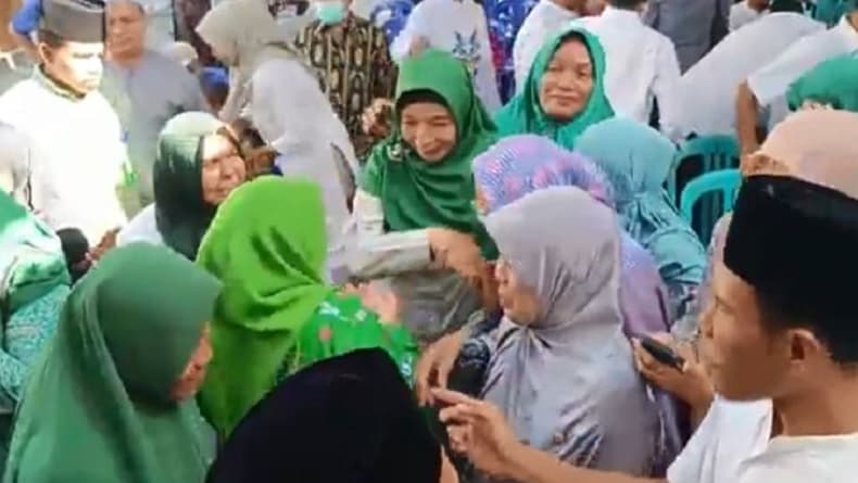 Kedatangan Sitti Rohmi di Lombok Timur Diserbu Emak-Emak, Berebut Salaman dan Foto