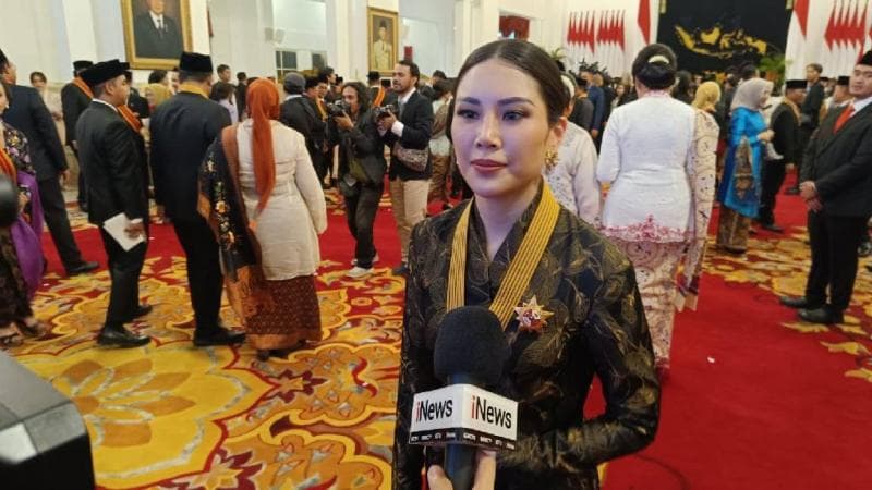 Gaya Anggun Angela Tanoesoedibjo saat Terima Tanda Kehormatan Bintang Jasa Utama dari Presiden Jokowi