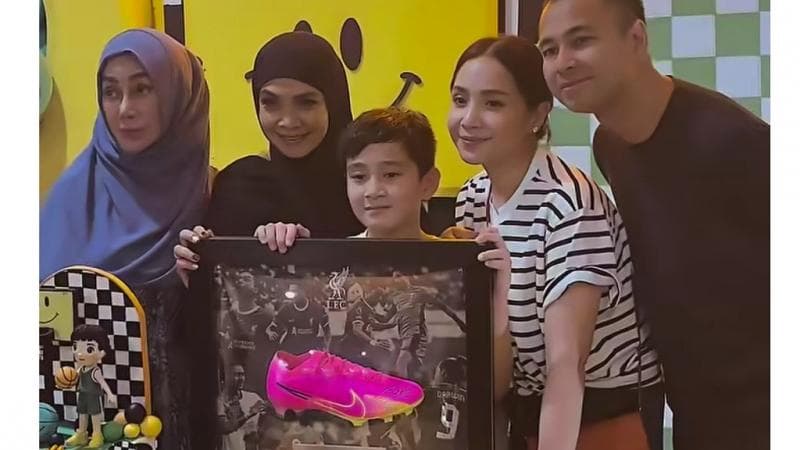Rafathar Ultah Ke-9 Dihadiahi Sepatu dan Tanda Tangan Bintang Liverpool, Netizen: Sepatu Legend Rafathar Ultah Ke-9 Dihadiahi Sepatu dan Tanda Tangan Bintang Liverpool, Netizen: Sepatu Legend