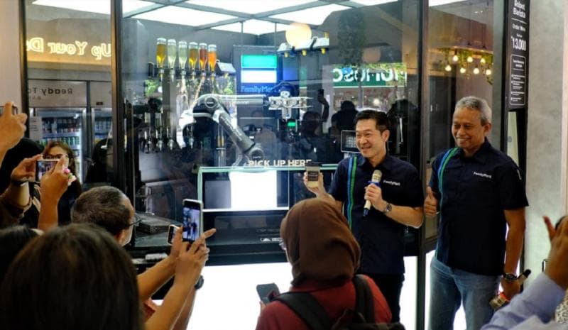 FamilyMart Hadirkan Robot Barista di Surabaya, Bisa Buat Semua Produk Minuman