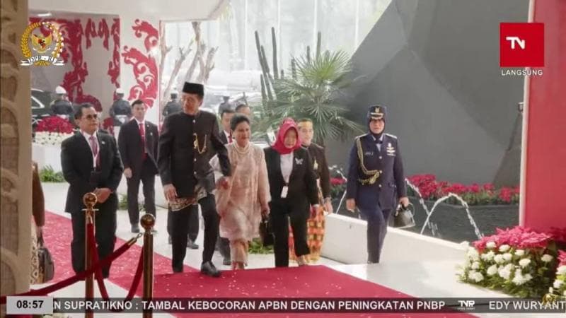 Momen Romantis Jokowi Gandeng Tangan Iriana Jokowi saat Hadiri Sidang Tahunan MPR 2024